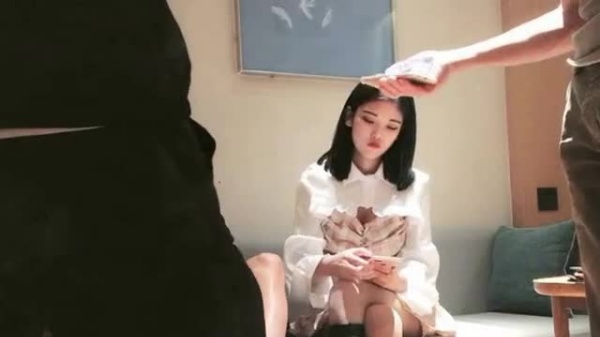 偷拍实录：大屌魔人重金约操高冷大奶妹，爆插内射骚穴！