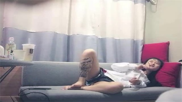 巨根魔王包夜狂干两个苗条骚货 偷拍双飞爆操