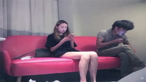 偷拍现场：大屌魔人高价约操长腿贫乳妹子，爆操内射狂干
