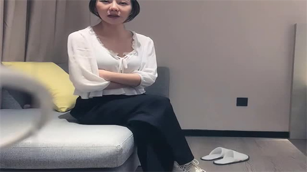极品长发白皙妹子酒店开房爆操内射