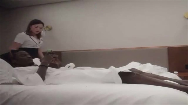 偷拍肉感肥臀足疗师被黑人大屌爆操内射