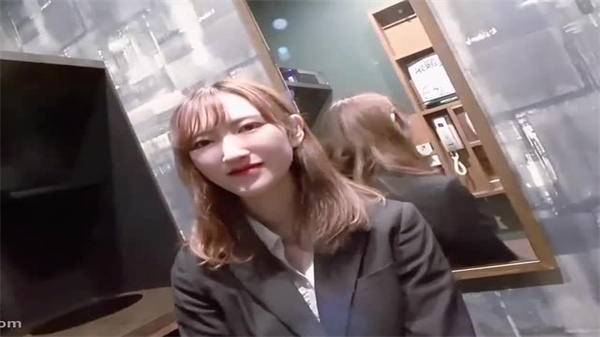 邻家小美眉嫩穴紧吸 制服半褪爆操内射